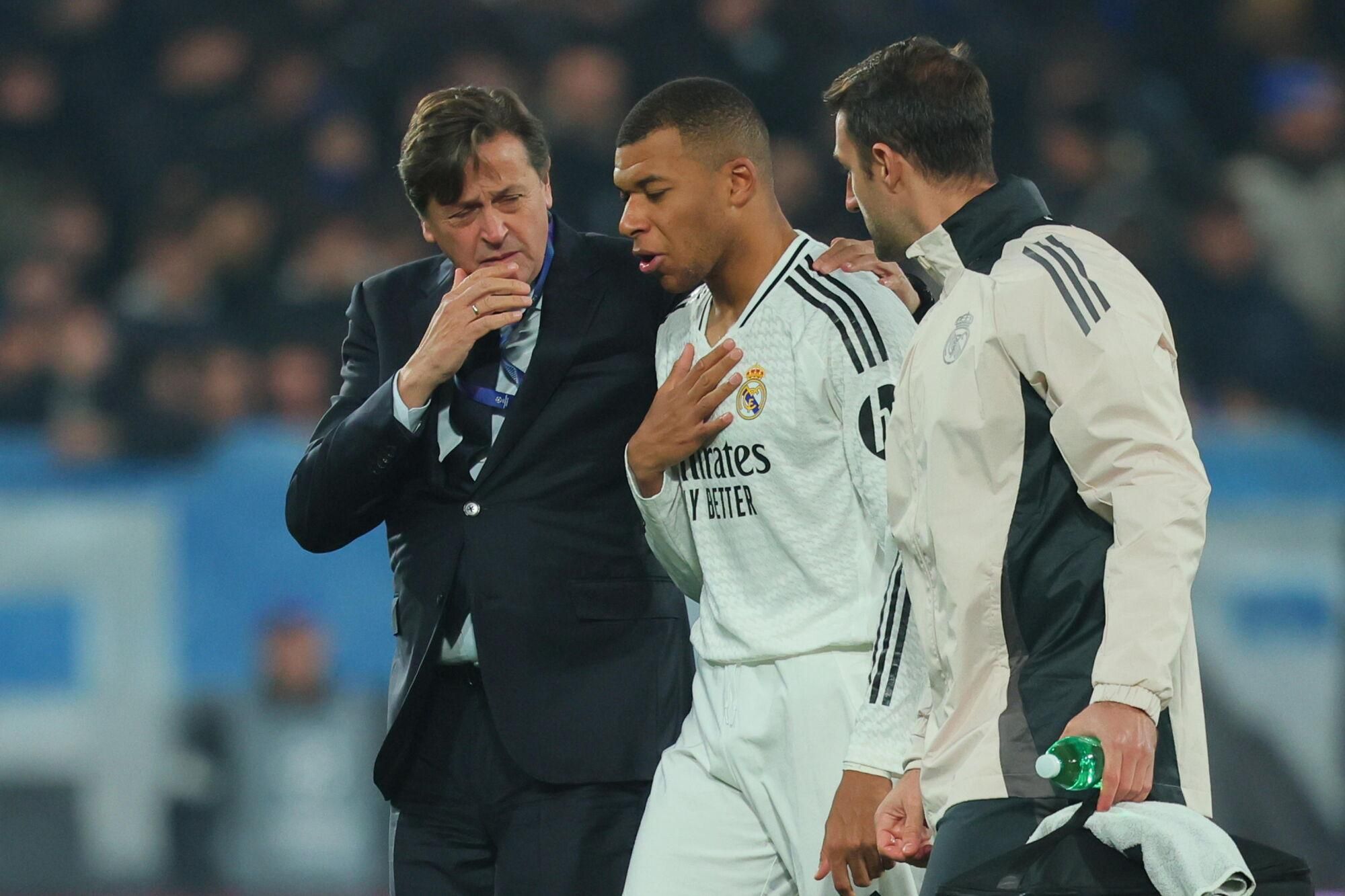 Bergamo (Italy), 10/12/2024.- Real Madrid's Kylian Mbappe leaves the pitch injured during the UEFA Champions League soccer match between Atalanta BC and Real Madrid, in Bergamo, Italy, 10 December 2024. (Liga de Campeones, Italia) EFE/EPA/MICHELE MARAVIGLIA