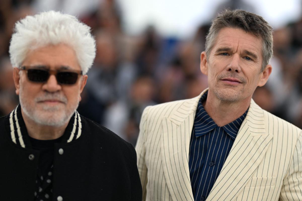 Pedro Almodóvar aterriza en Cannes. El cineasta estrena en Cannes el mediometraje ‘Extraña forma de vida’, con Ethan Hawke y Pedro Pascal, un wéstern protagonizado por dos gais que subvierte el género