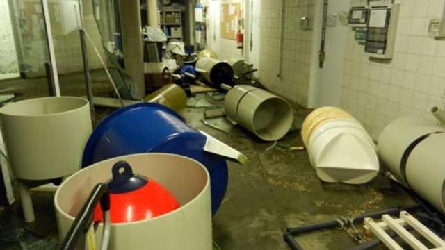 El mar lanzó objetos contra la puerta de los laboratorios // FdV