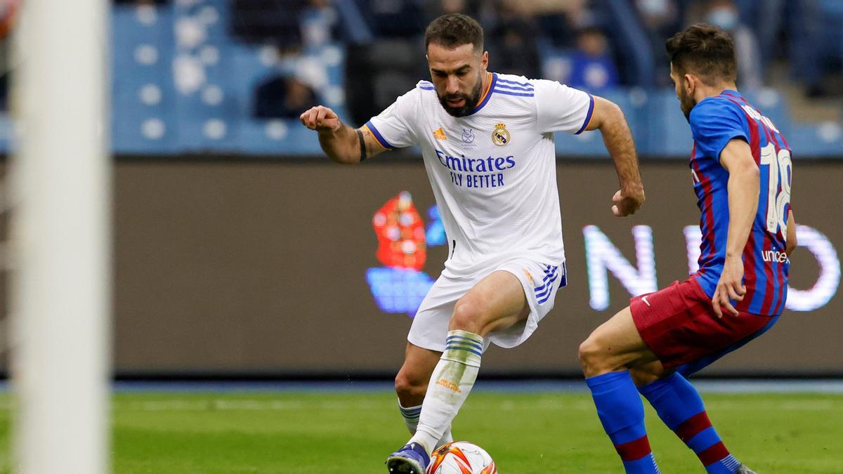 El lateral del Real Madrid Dani Carvajal encara al barcelonista Jordi Alba.