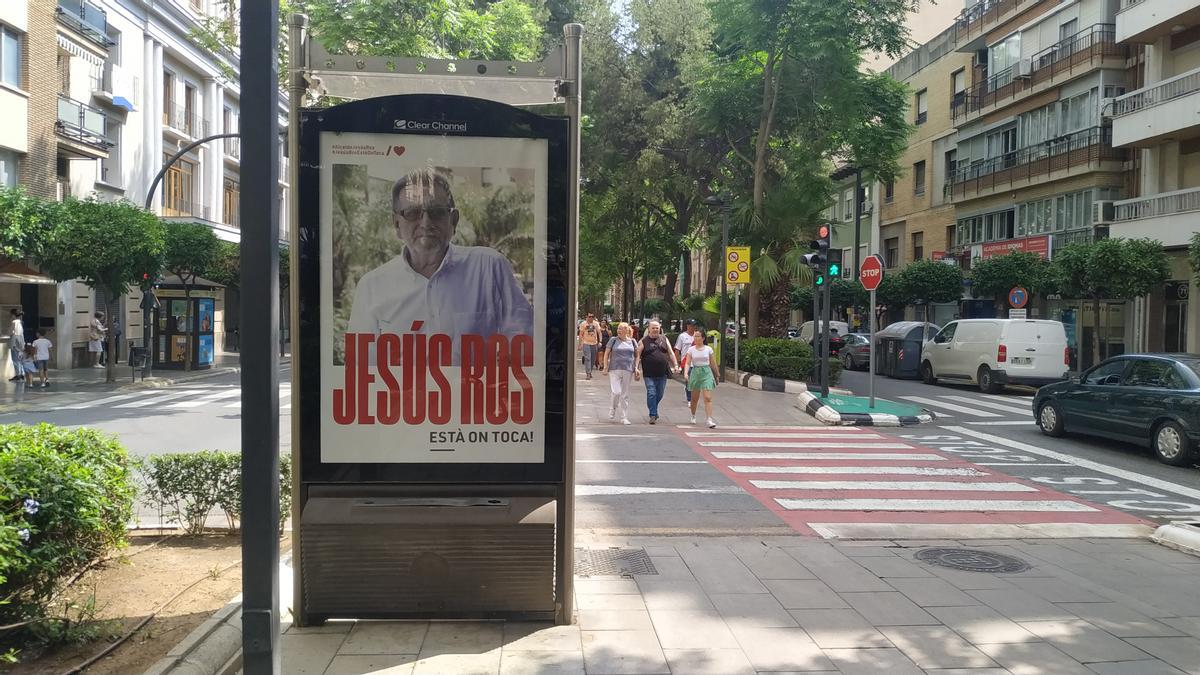 Mupi con un cartel de Jesús Ros