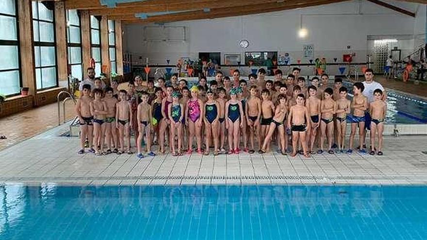 Foto de familia de los nadadores en la Liga Gallega. // FdV