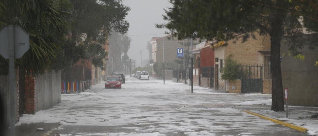El temporal se despidió con una fuerte granizada en algunos municipios como en Riola, en la imagen.