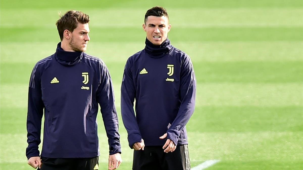 Rugani, en un entrenamiento de la Juventus junto a Cristiano Ronaldo.