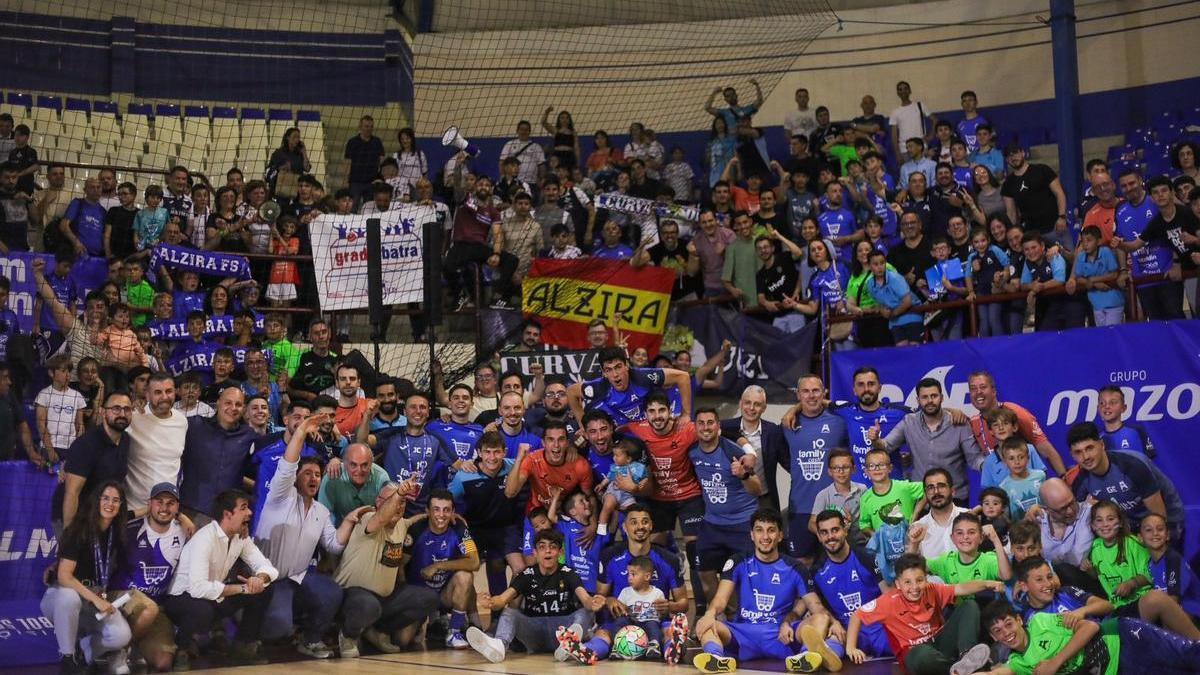 Celebración del Alzira FS tras la victoria sobre la campana en el último partido celebrado en el Palau d'Esports