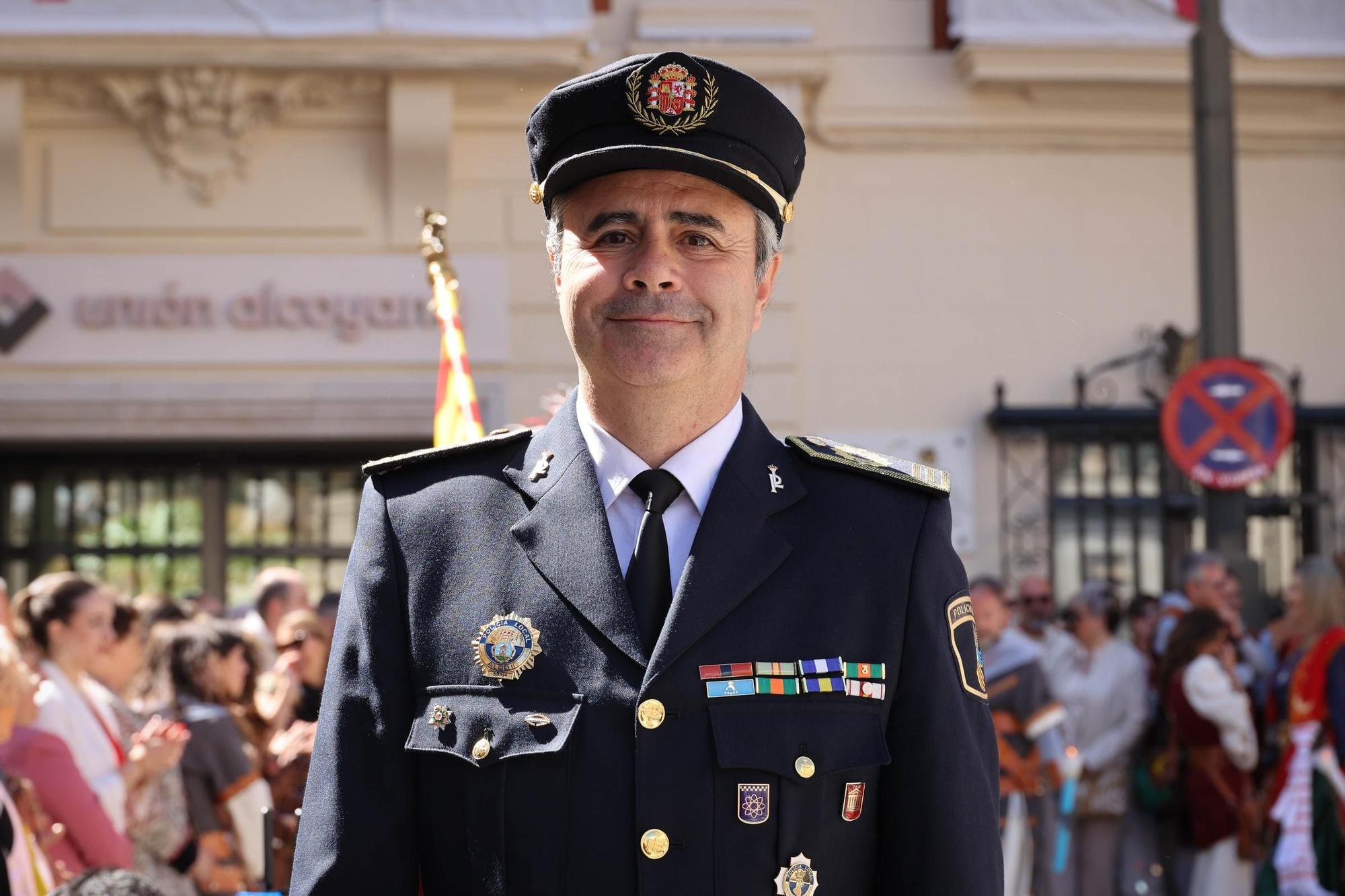 El Sant Jordiet entre claveles en la procesión de la Reliquia