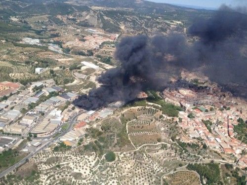 Vista aérea del incendio que ha arrasado una fábrica de colchones en Alcoy