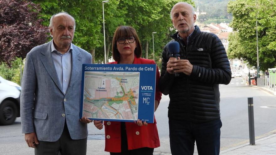 José Luis Sousa, Sonia Ogando y Manuel Cabezas, ayer en la avenida Pardo de Cela. |   // FERNANDO CASANOVA