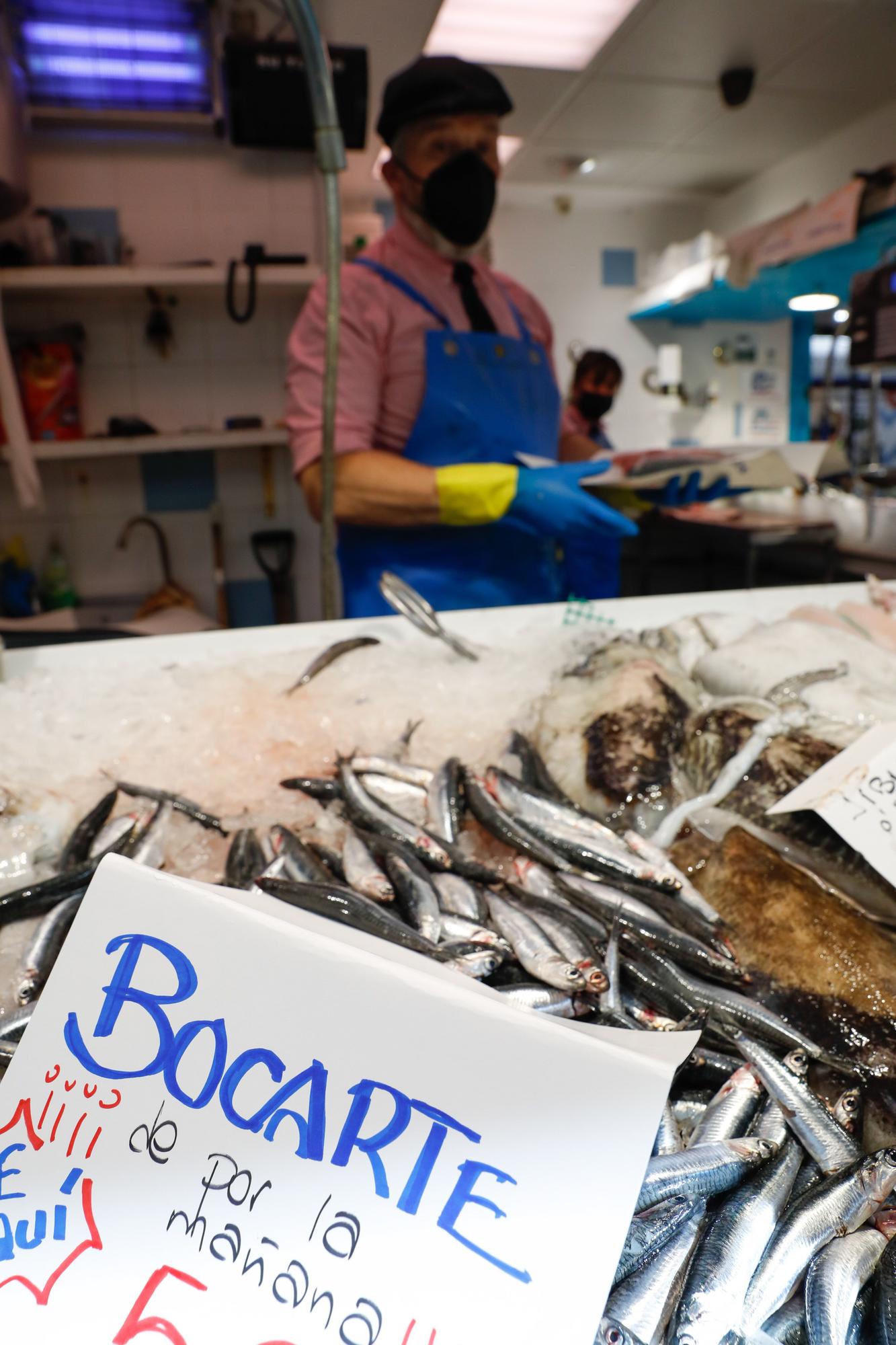 Antonio Pérez, tras el mostrador de Pescados Vicente, en la plaza de abastos de Avilés.