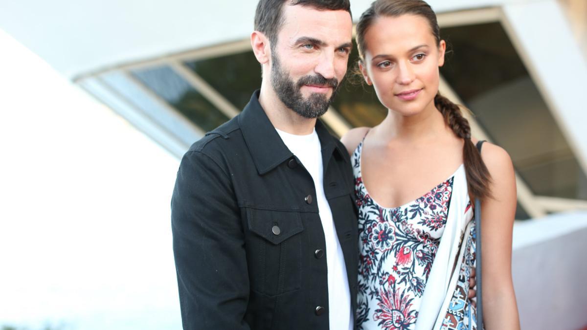 Nicolas Ghesquiere y Alicia Vikander en el desfile Crucero 2017 de Louis Vuitton