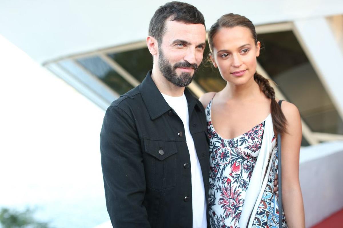 Nicolas Ghesquiere y Alicia Vikander en el desfile Crucero 2017 de Louis Vuitton