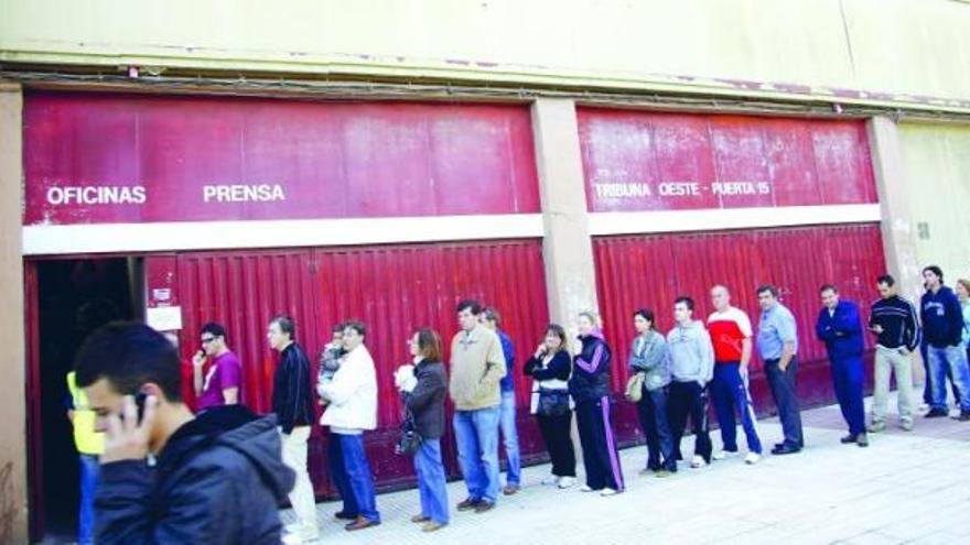 La cola de gente, ayer por la mañana, en los alrededores de El Molinón.