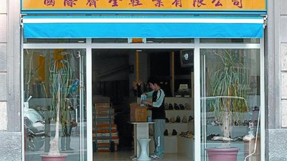 Rótulo en chino y en catalán en una tienda del Eixample.