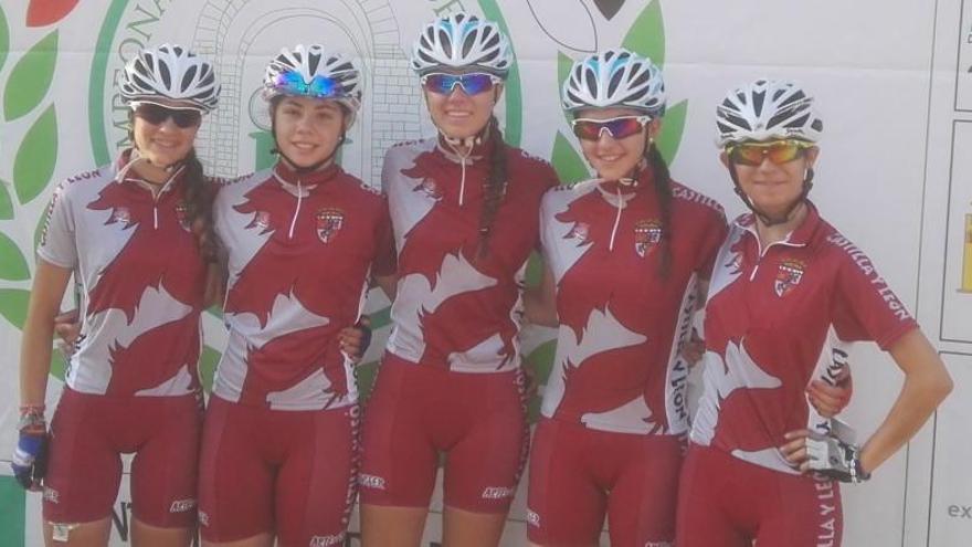 Sara Yusto, segunda por la izquierda, con el equipo de Castilla y León