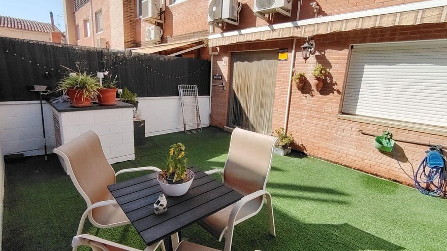 Se vende casa con piscina y gran terraza en una urbanización de alto nivel en Zaragoza por menos de 300.000 euros