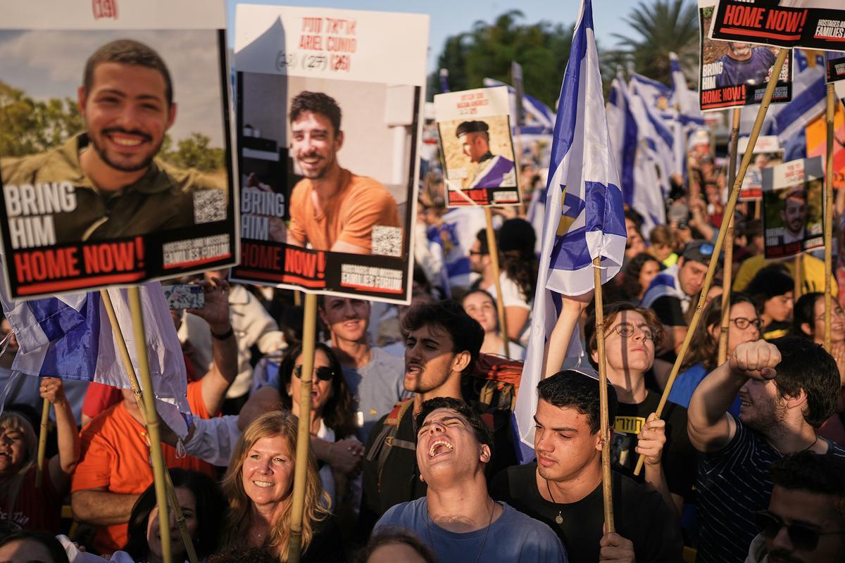 Cientos de personas aguardan en Tel Aviv el regreso de los rehenes liberados por Hamás