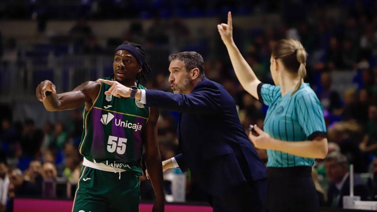 Ibon Navarro da indicaciones a Kendrick Perry en el Carpena.