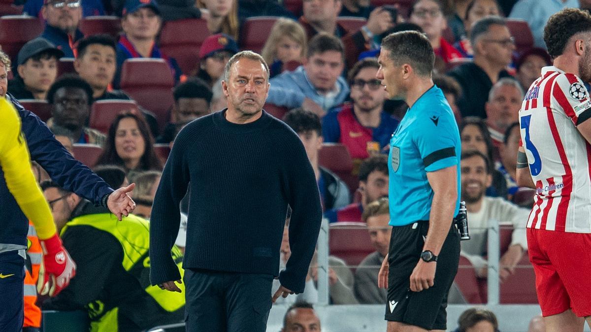 Hansi Flick mira enfadado a István Kovács, el árbitro.