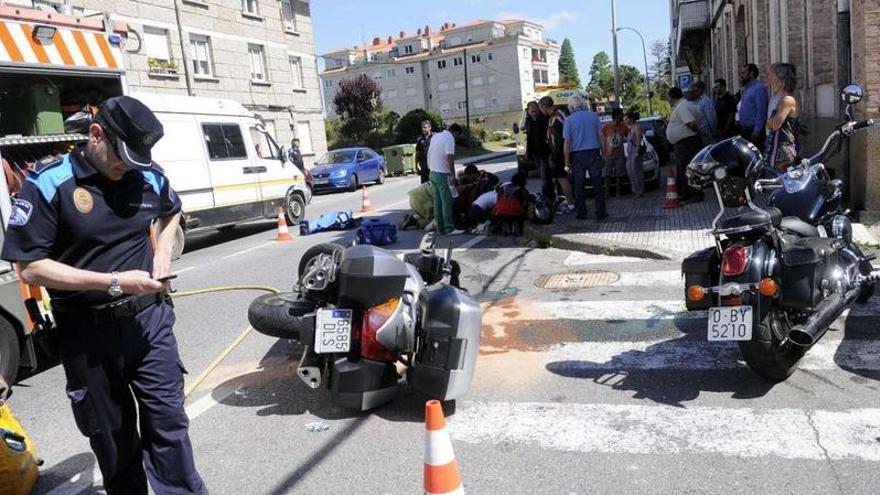 Los servicios de emergencias atienden a Teresa Regueiro tras sufrir el accidente de motocicleta en Rosalía de Castro.