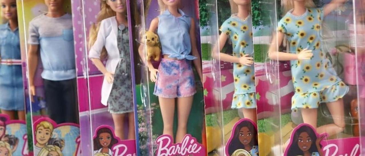 Varias Barbies en el estante de una juguetería