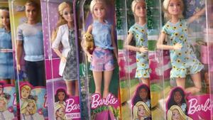 Varias Barbies en el estante de una juguetería.