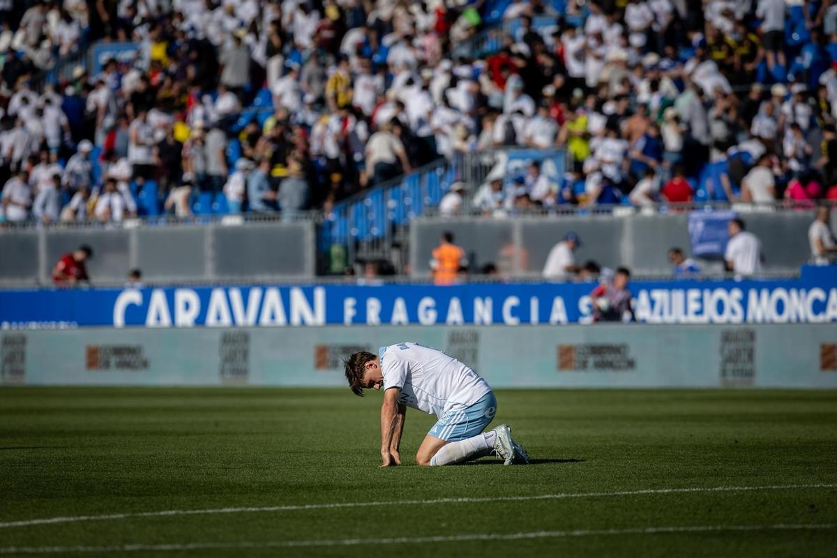 Dani Gómez, abatido tras el empate a 2 goles en el Ibercaja Estadio