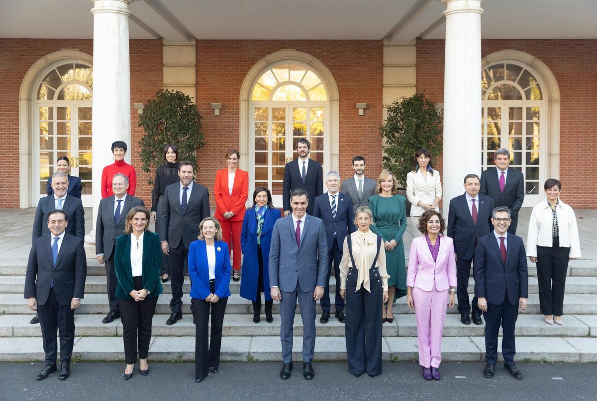 Primera foto de familia del nuevo Gobierno de Pedro Sánchez.