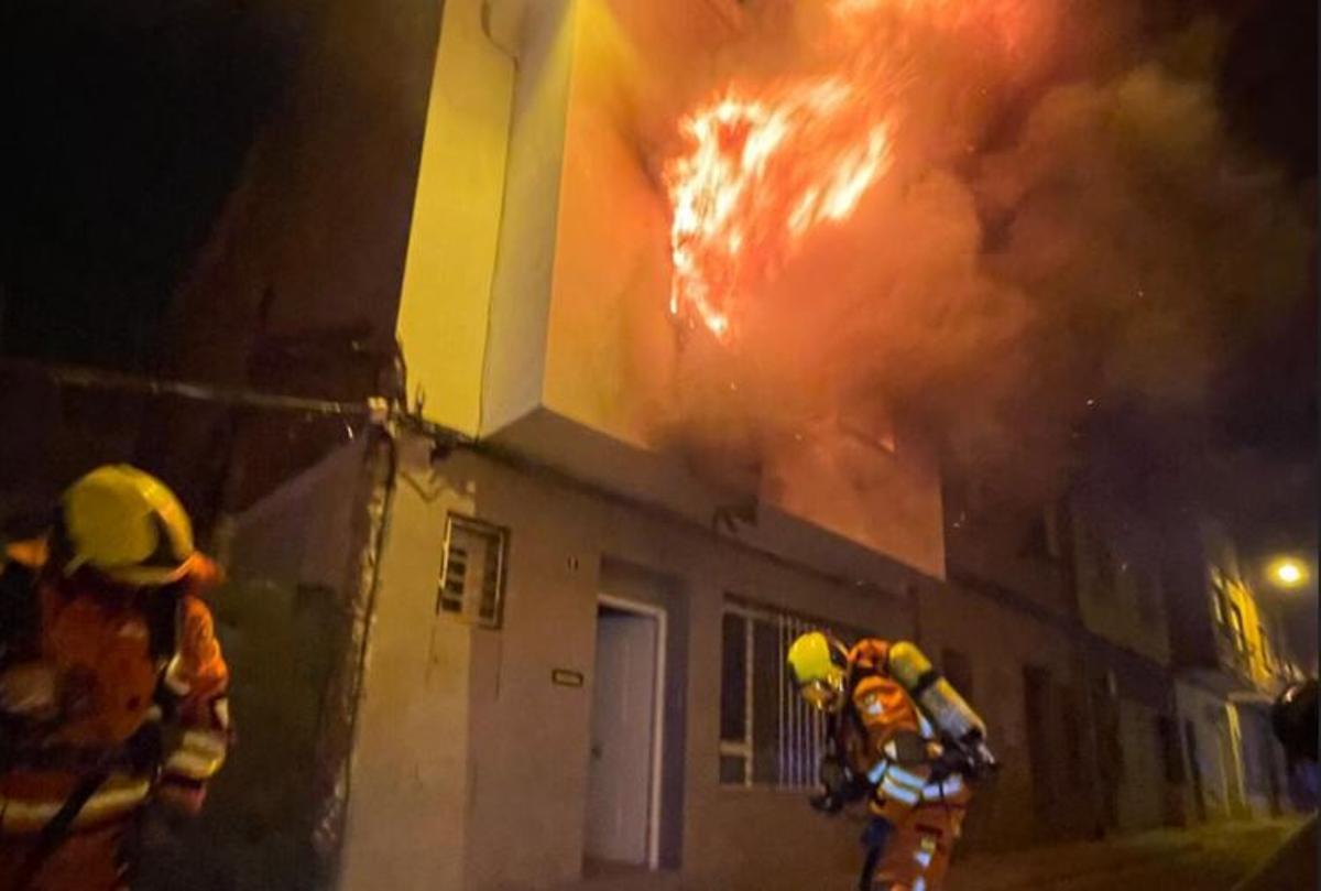 Los bomberos, al llegar.