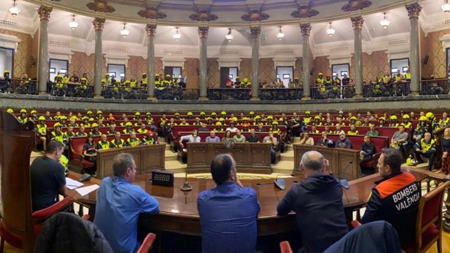 Asamblea de los bomberos de València en el hemiciclo municipal.