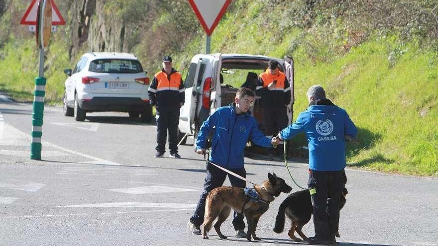 Guías caninos con los perros de rastreo que ayer participaron en la búsqueda de la joven junto a Protección Civil y Policía Nacional . // Iñaki Osorio