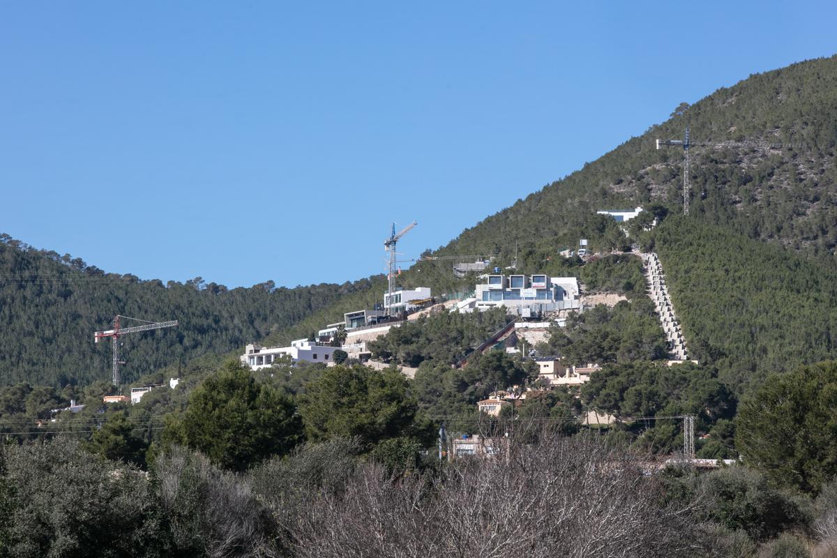 Otra perspectiva del desarrollo de la montaña de Cas Mut.