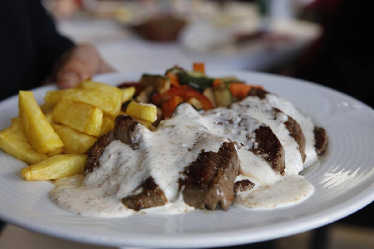 Straußensteaks mit Mandelsauce.