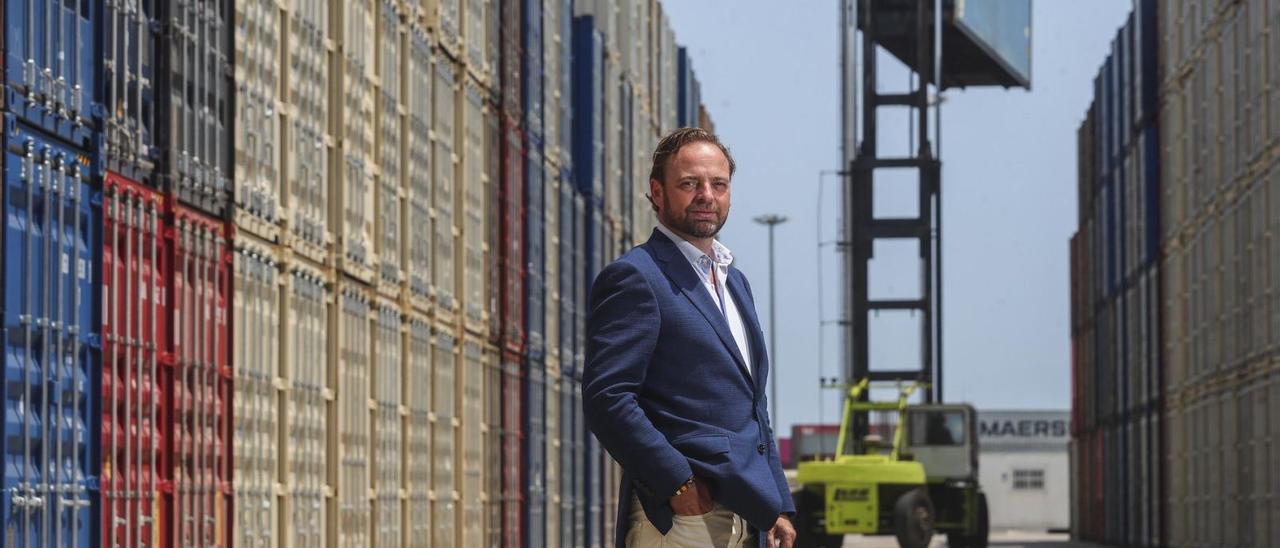 Alfredo Soler, en la base de contenedores de Valenciaport. | F. Calabuig