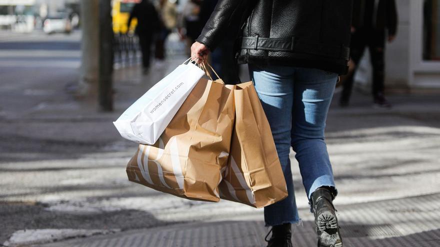 La imagen más común ayer en Bartomeu de Roselló: un transeúnte con una bolsa de una tienda de ropa.