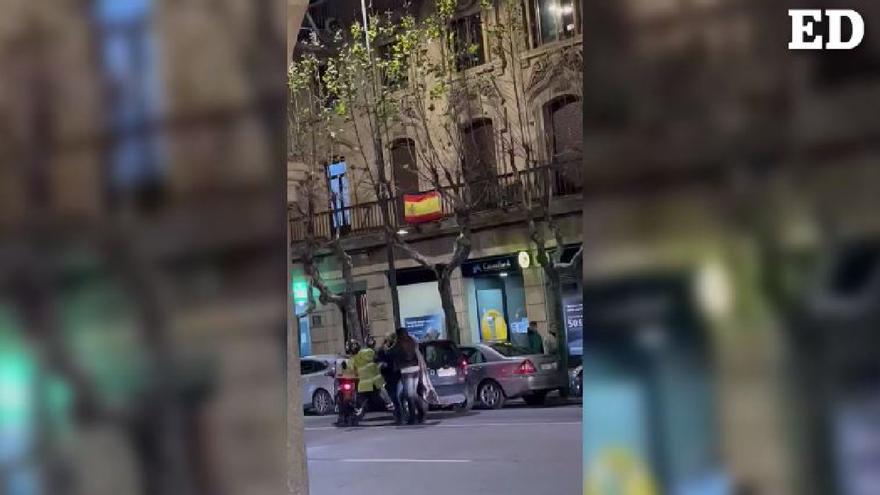 Un repartidor de pizza y un conductor se enzarzan a golpes en plena calle