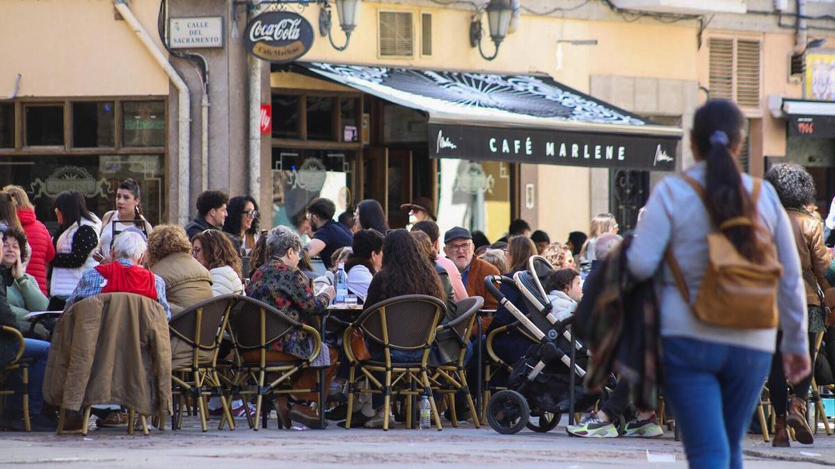 Turistas en una terraza de Zamora.