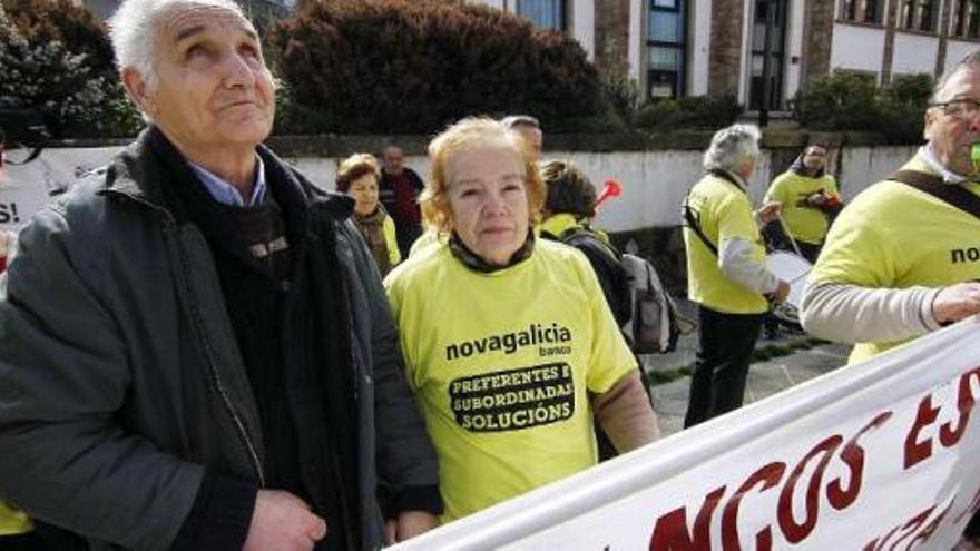 Protesta ayer de afectados por las preferentes de Fenosa, que también vendieron las cajas.  // J. Santomé