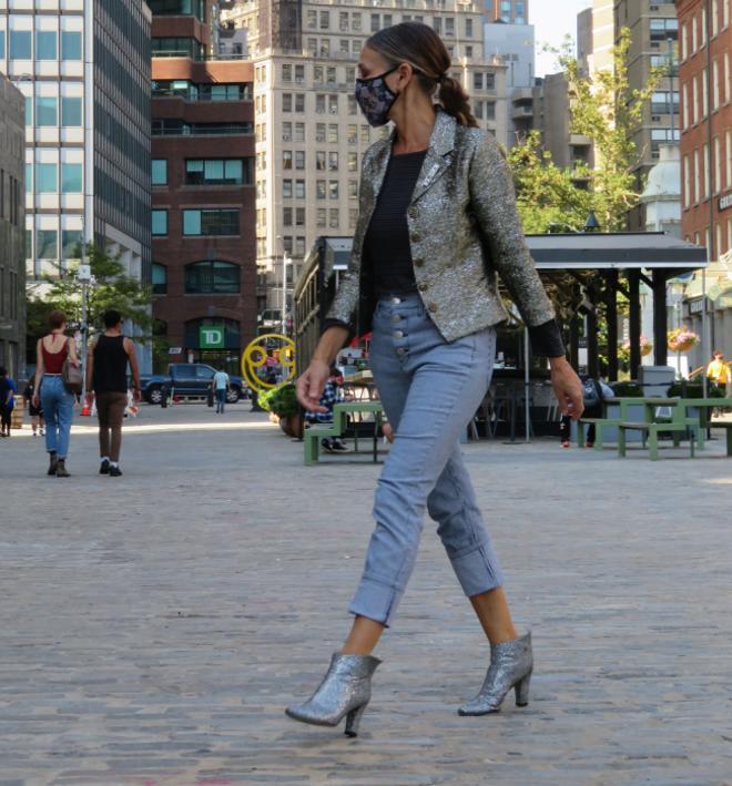 Sarah Jessica Parker con unas botas con detalle glitter y vaqueros