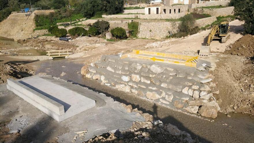 Los trabajos previos dejan a punto la zona para la colocación del puente.