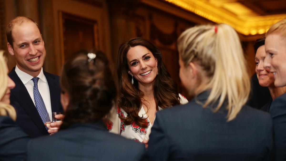 El vestido blanco estampado de Alexander McQueen que tiene Kate Middleton