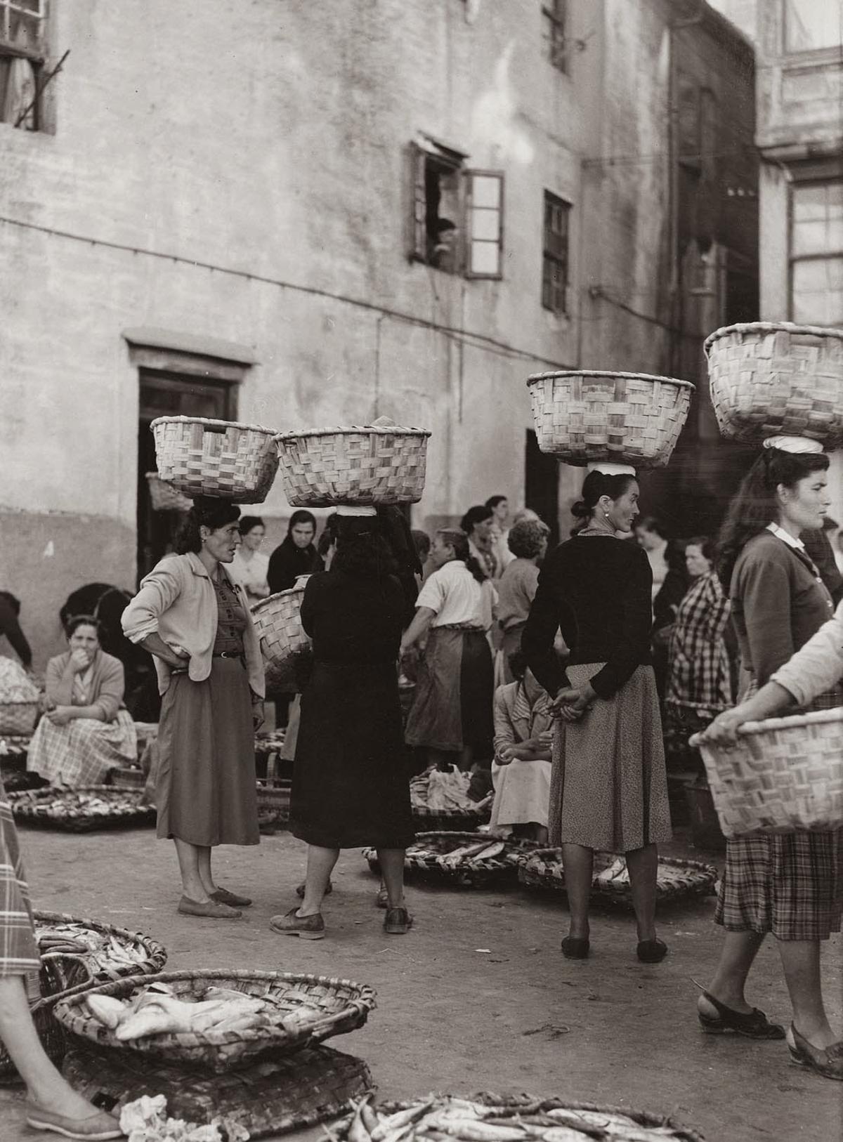 Pescantinas en el centro de Vigo, en el año 1955.