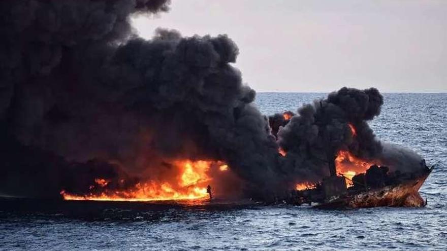 El petrolero, en llamas poco antes de su hundimiento. // AFP