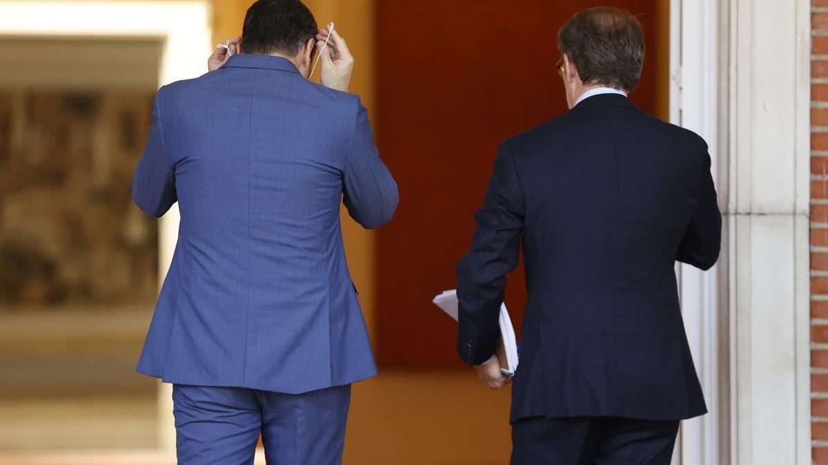 El presidente del Gobierno, Pedro Sánchez, y el líder del PP, Alberto Núñez Feijóo, en su reunión en Moncloa el pasado abril.