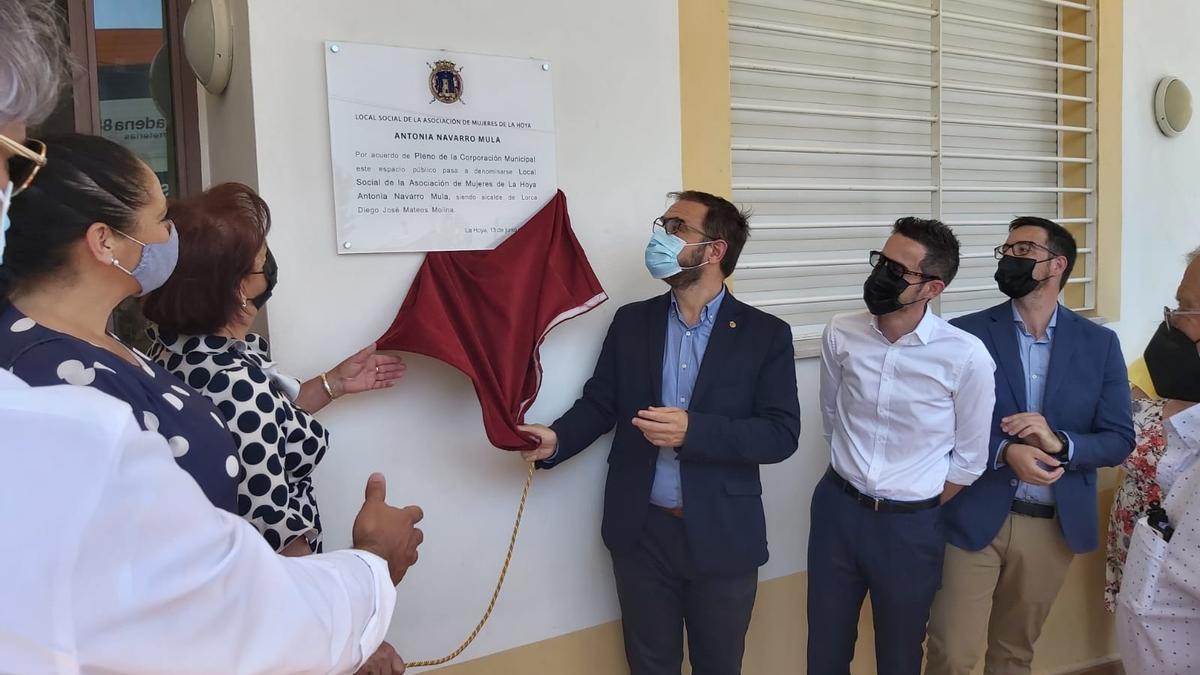 Un momento del acto de descubrimiento de la placa