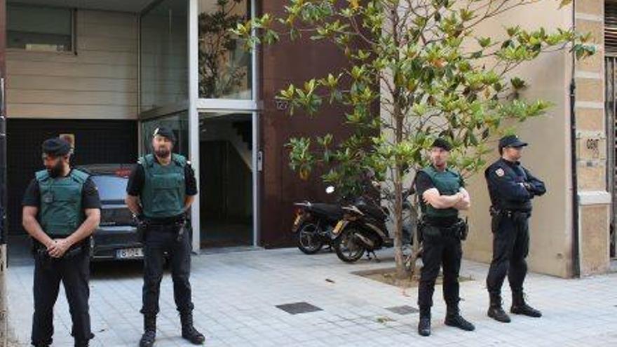 Efectius de la Policia Nacional al domicili de Sandro Rosell, ahir