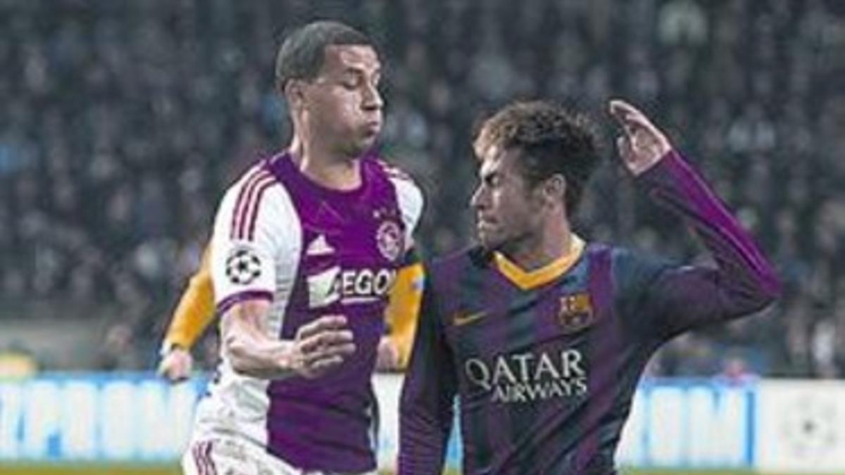 Neymar choca con van Rijhn en Ámsterdam.
