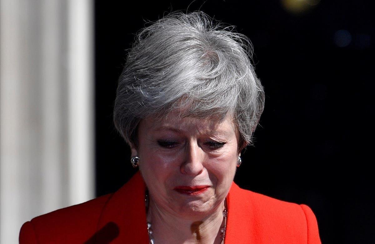 La primera ministra británica, Theresa May, emocionada tras anunciar que dimitirá el próximo 7 de junio, cuando empezará el proceso para elegir a su sucesor como líder del Partido Conservador y jefe del Gobierno del Reino Unido.