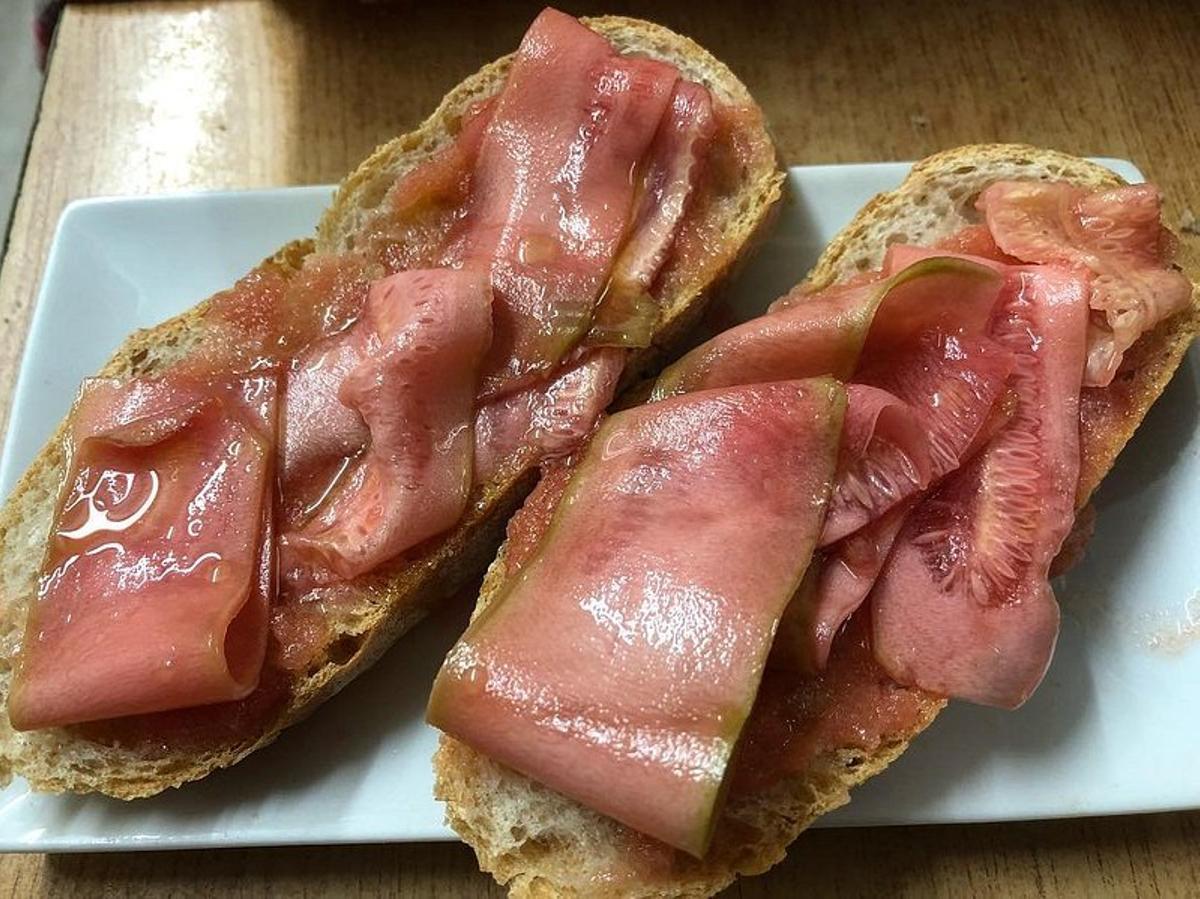 Tostas de "jamón york" hecho con calabacín, en Entre Pedras