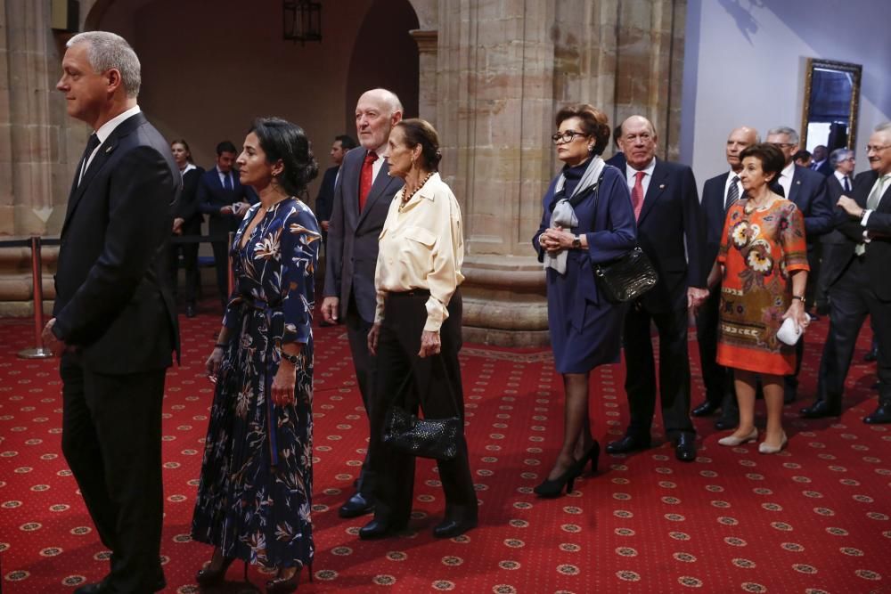 El Rey Felipe VI impone las insignias a los galardonados con los premios "Princesa de Asturias" 2017