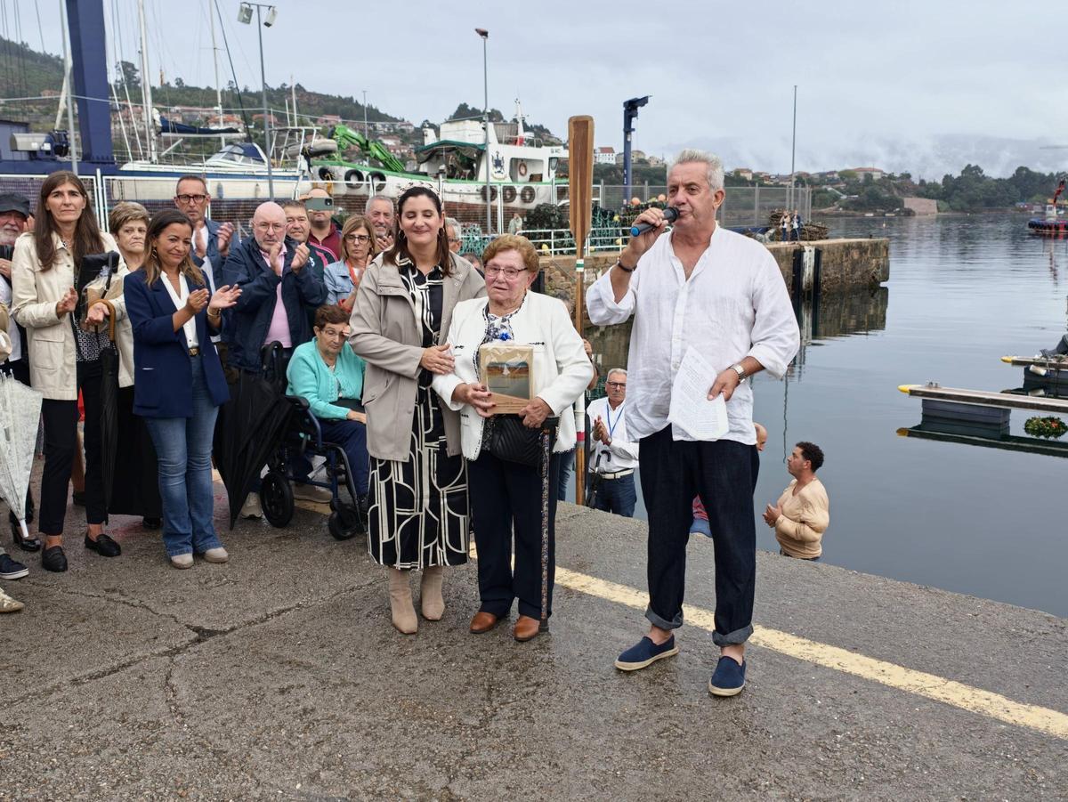 Entrega de la placa a María Trigo Cao.